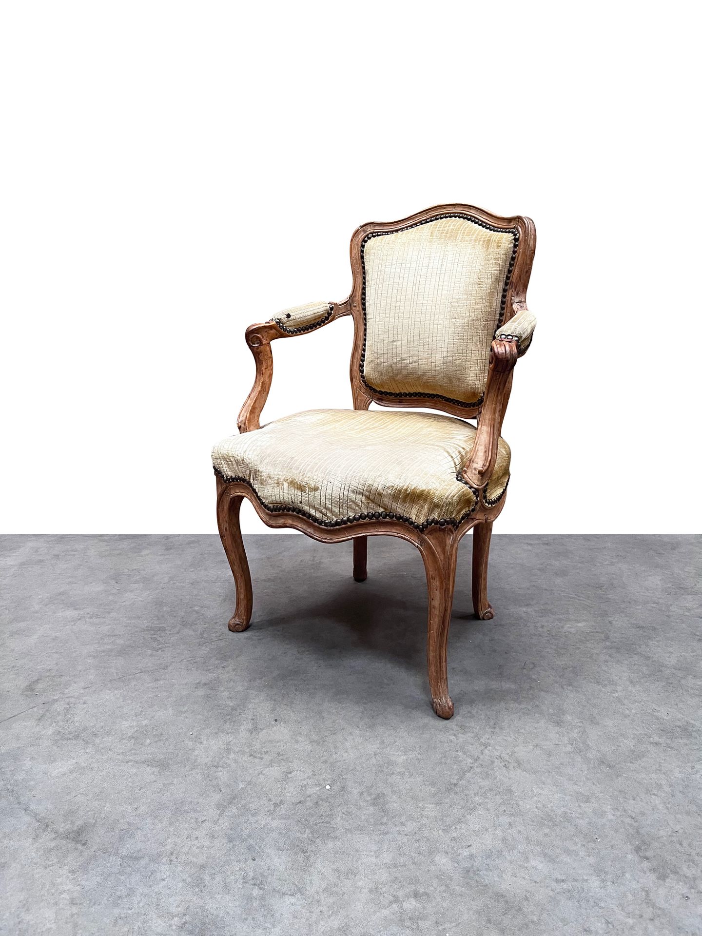 Null 扶手椅 天然模制和雕刻的木头 路易十五时期 高_83厘米 宽_57厘米 深_49厘米