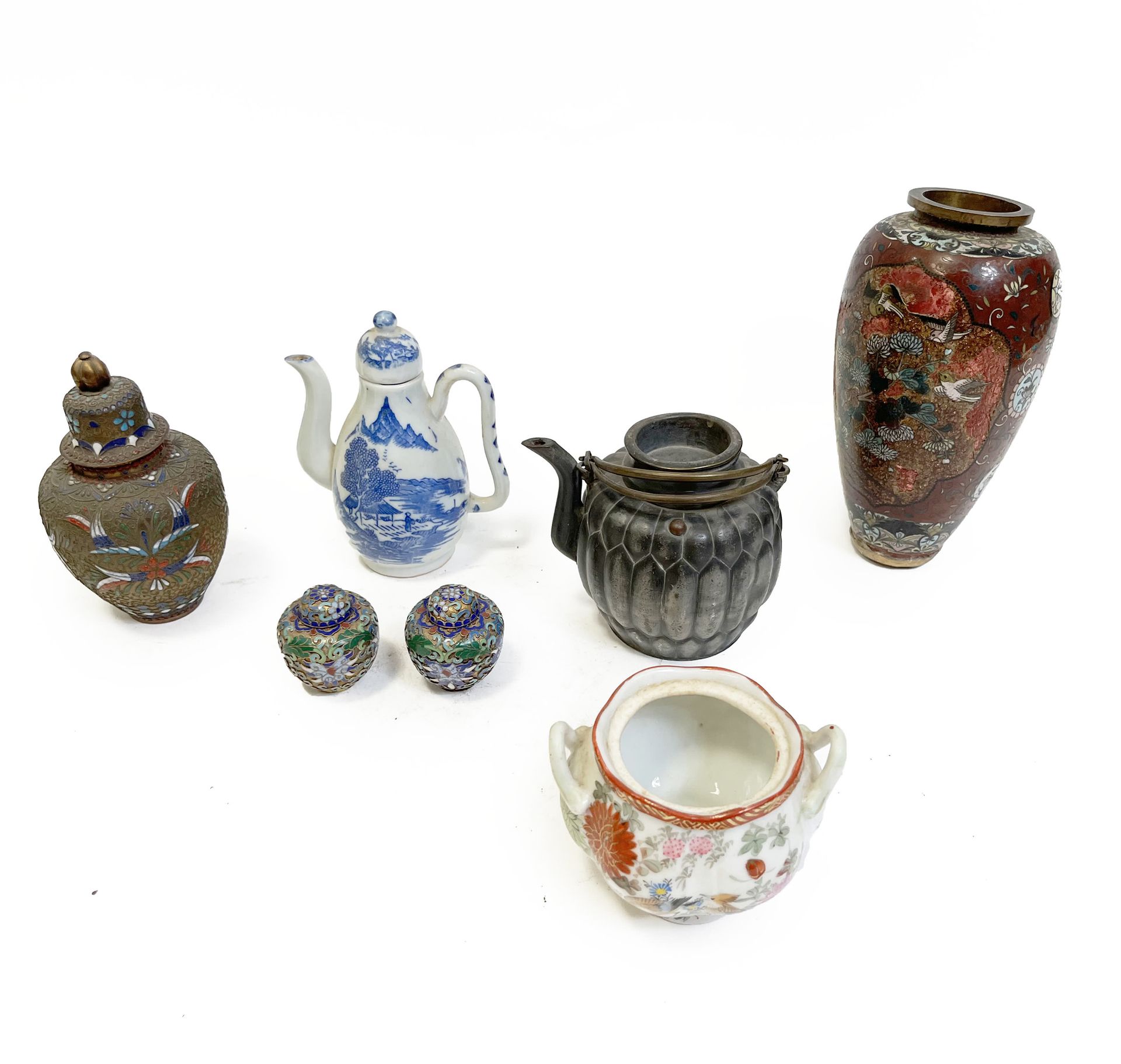 Null 套装包括一个花瓶，一个壶，一个姜壶，一个景泰蓝花瓶，一对有盖景泰蓝小壶和两个茶壶。高_从20到6厘米