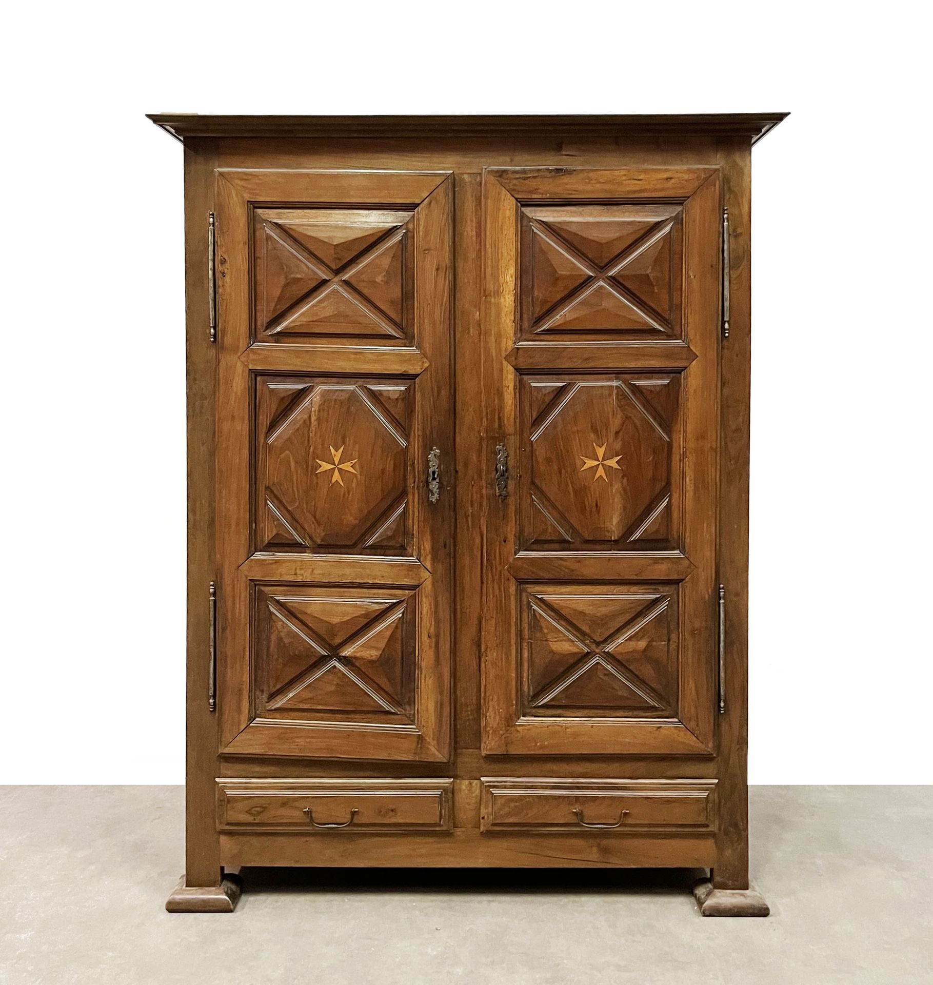 Null 天然木柜，有两扇门和几何及十字架装饰 18世纪 高_201厘米，宽_142厘米，深_57厘米