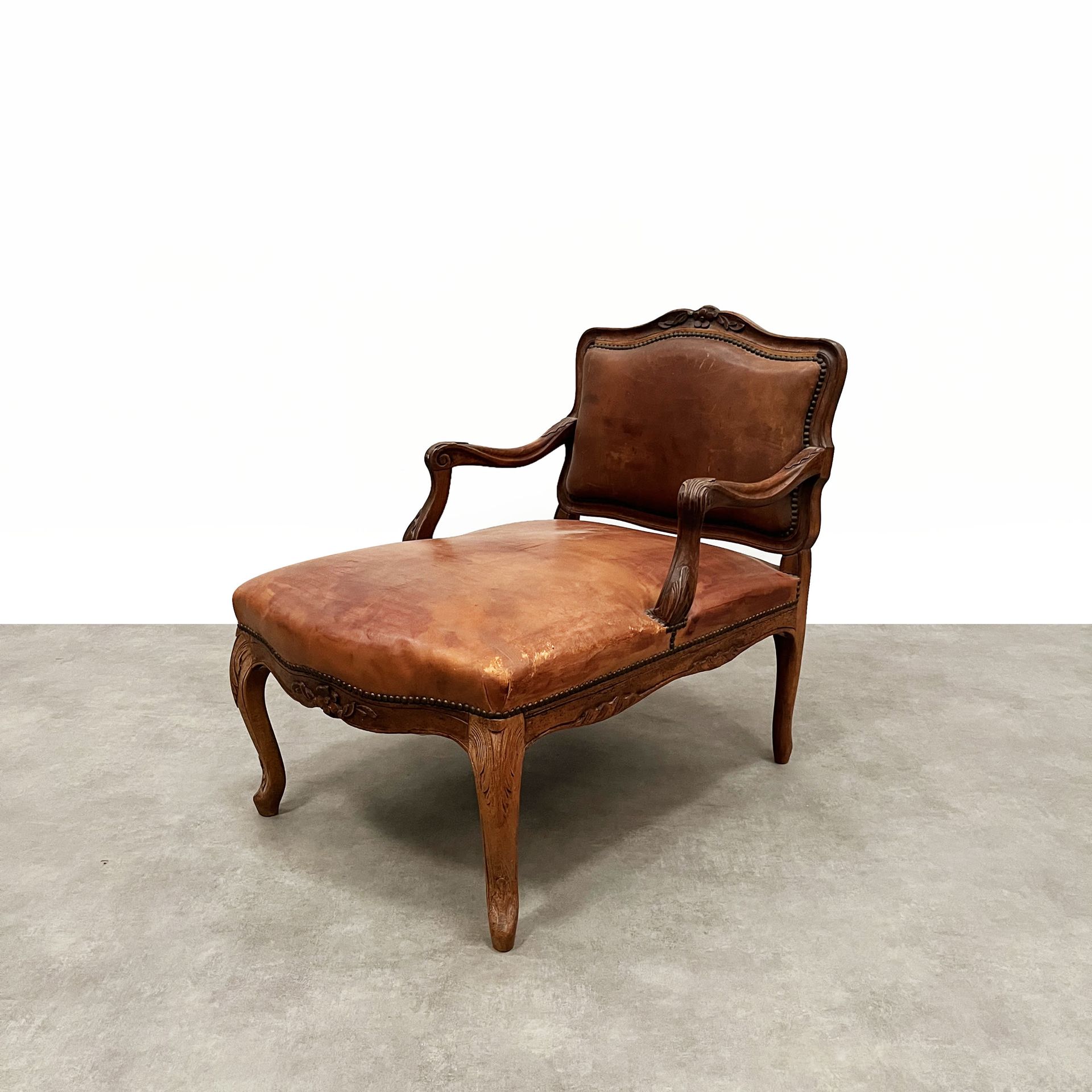 Null Chaise longue en bois naturel mouluré et sculpté, garniture de cuir marron &hellip;
