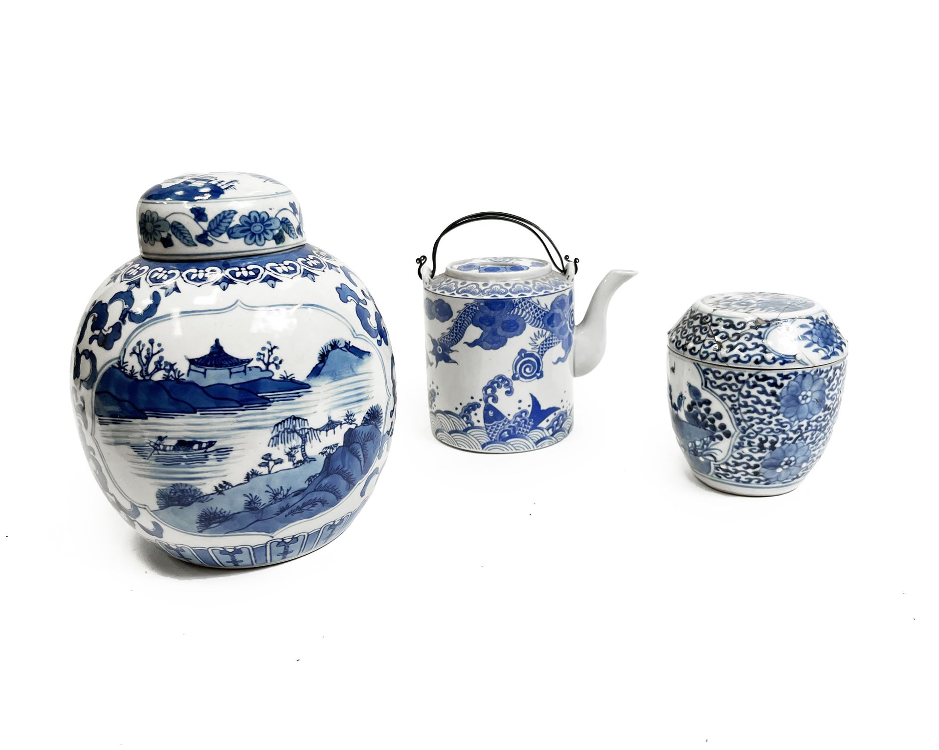 Null 套装包括一个茶壶（高_13厘米），一个姜壶（高_22厘米）和一个小盖壶（高_12厘米），白蓝色的瓷器（意外）。中国和日本。