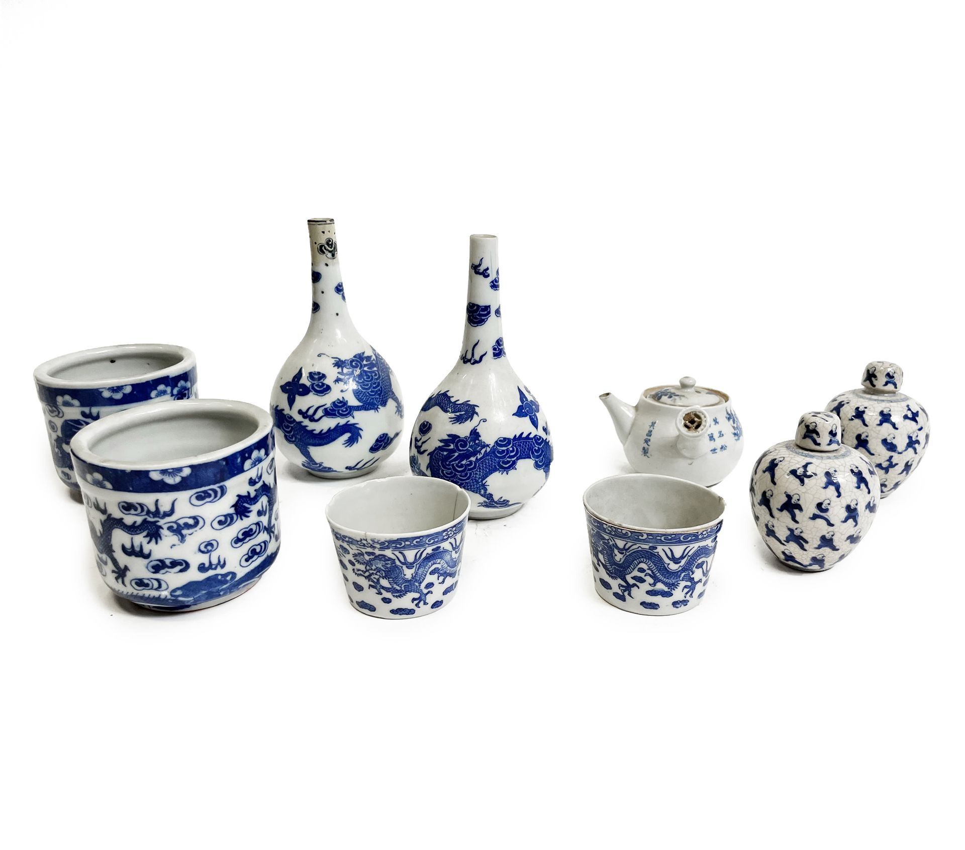 Null 
Set in porcellana blu e bianca comprendente una coppia di mini vasi da zen&hellip;