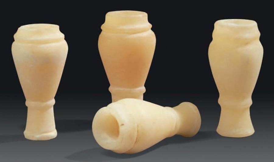 ÉGYPTE ENSEMBLE COMPOSÉ DE QUATRE VASES miniatures, de forme balustre allongée s&hellip;