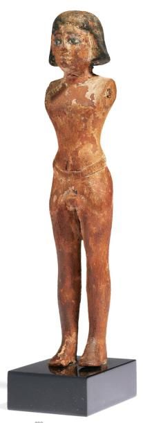ÉGYPTE STATUETTE DE JEUNE HOMME NU. Il est debout, les jambes parallèles, coiffé&hellip;
