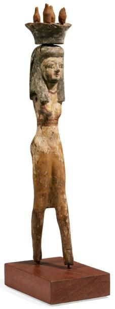 ÉGYPTE PORTEUSE D'OFFRANDES. Statuette représentant une femme debout, dans l'att&hellip;
