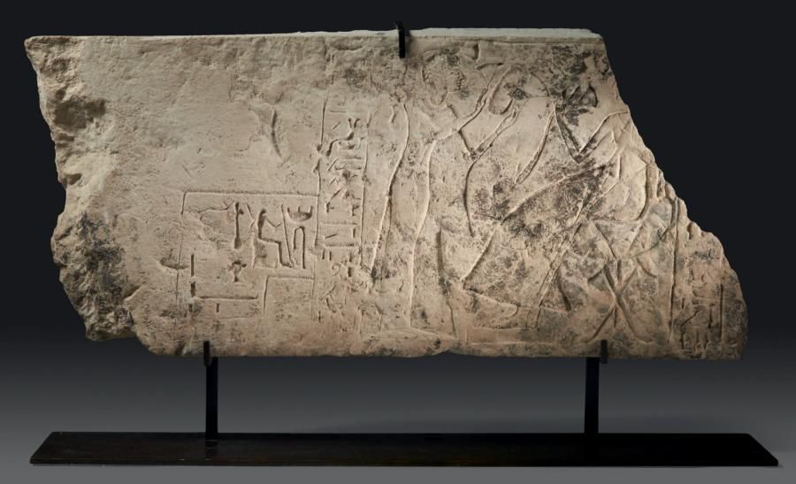 ÉGYPTE RARE LINTEAU DE PORTE D'UN ÉDIFICE PRIVÉ. Il est sculpté en bas-relief d'&hellip;