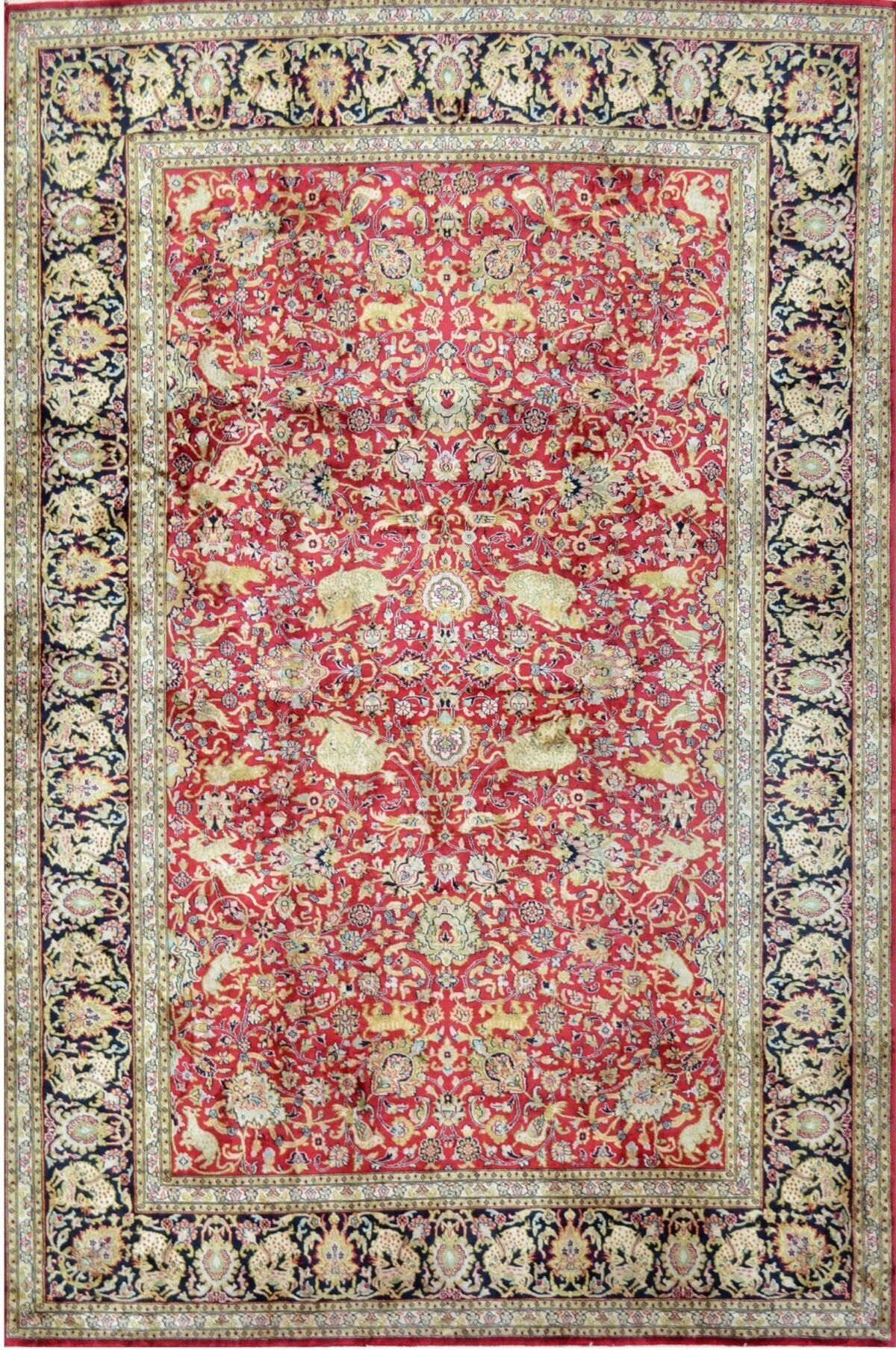 Null 丝绸基础上的大型精细丝绸和丝绒 Ghoum。装饰让人想起 17 世纪萨法维王朝的地毯。红宝石色的地毯上有原始的多色花球和棕榈装饰，周围环绕着多色造型的&hellip;