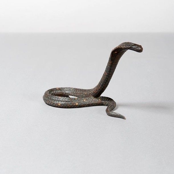 Jean DUNAND (1877-1942) Sculpture «Cobra» Bronze patiné, traces de laque rouge e&hellip;
