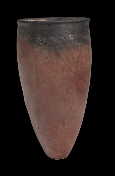 Null VASE BLACK TOP.
Égypte, Époque Prédynastique, Nagada II.
Vase oblong rouge &hellip;