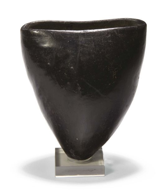 Null ?RARE VASE À PANSE CONIQUE APLATIE.
Égypte, Époque Prédynastique.
Terre cui&hellip;