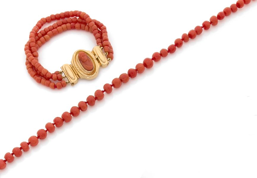 Null LOT en or jaune 18K (750) et perles de corail facetté comprenant un collier&hellip;
