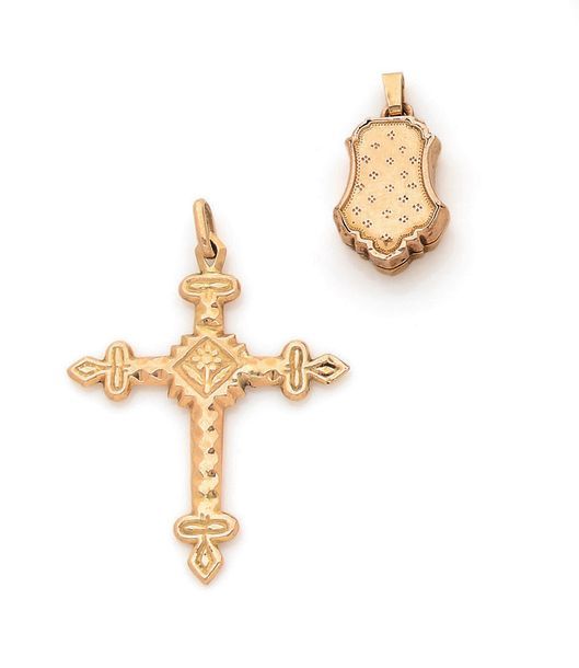 Null LOT DE DEUX PENDENTIFS en or jaune 18K (750) comprenant une croix jeannette&hellip;