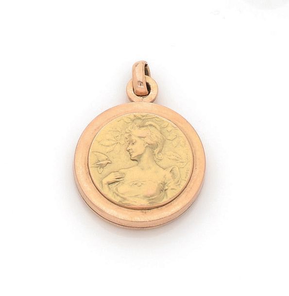 DROPSY Médaille ronde en or jaune 18K (750) ciselée d'une femme à l'oiseau dans &hellip;