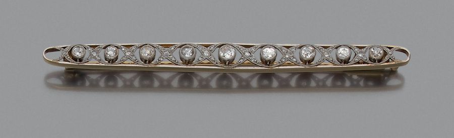 Null BROCHE-BARRETTE en or 18K (750), ajourée, ornée de diamants ronds de taille&hellip;