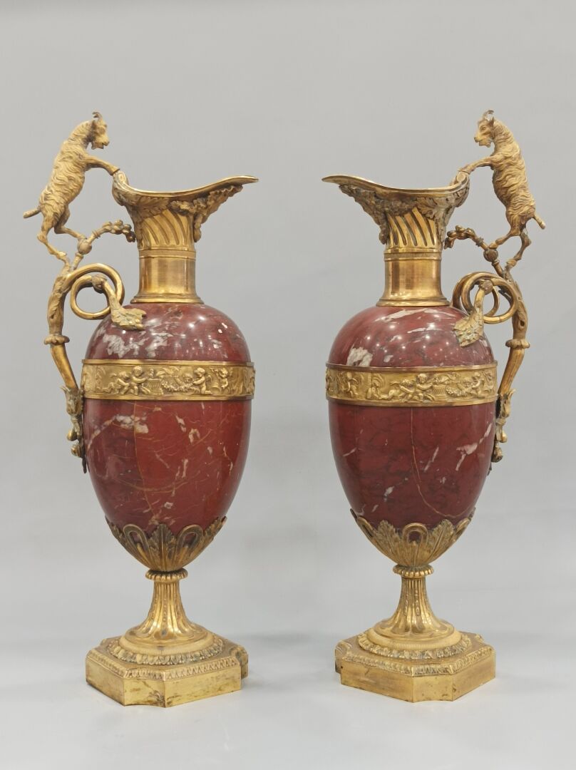Null Paire d'aiguières ovoïdes en marbre rouge griotte et bronze doré. Les anses&hellip;