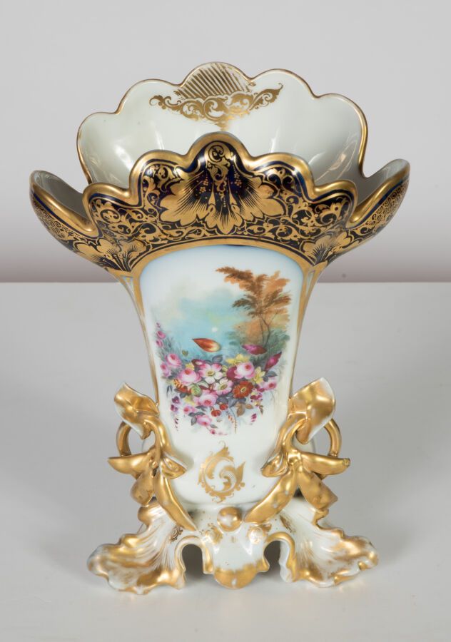 Null Vase d'autel en porcelaine à col évasé et polylobé, la base de style rocail&hellip;