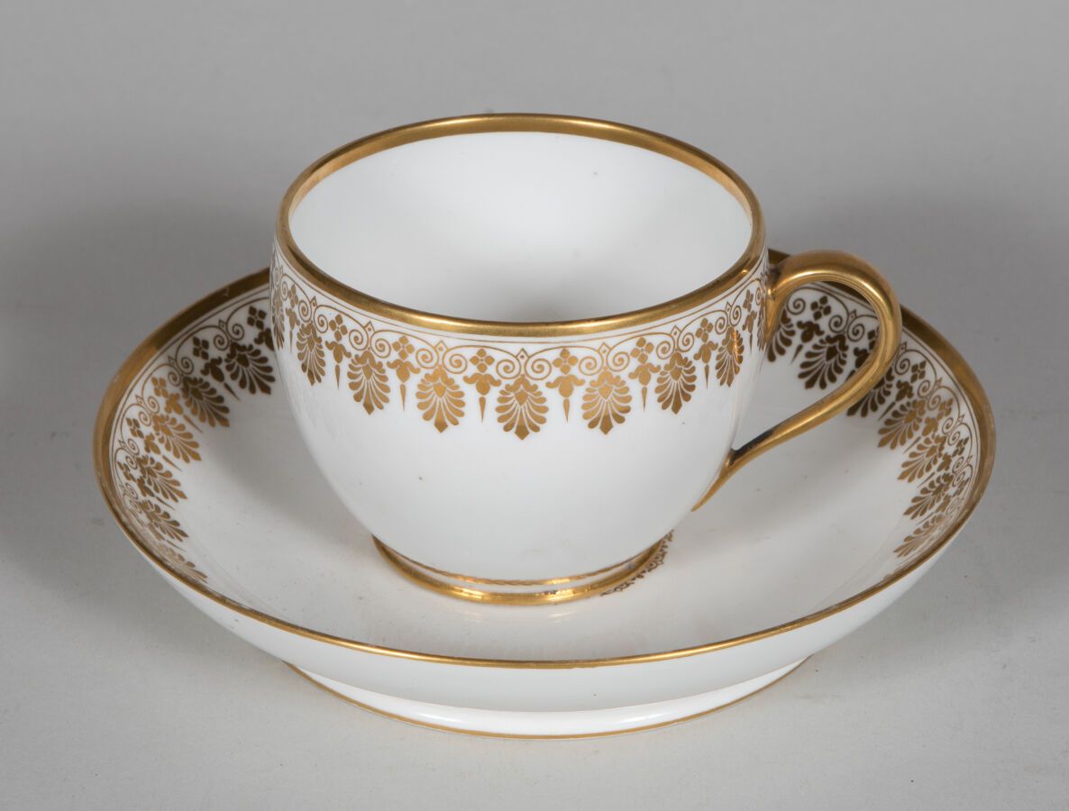 Null SÈVRES.

Tasse de forme ovoïde et sa soucoupe en porcelaine, à décor or d'u&hellip;