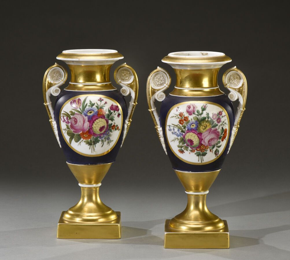 Null PARIS.

Paire de vases en porcelaine de forme amphore sur piédouche, reposa&hellip;