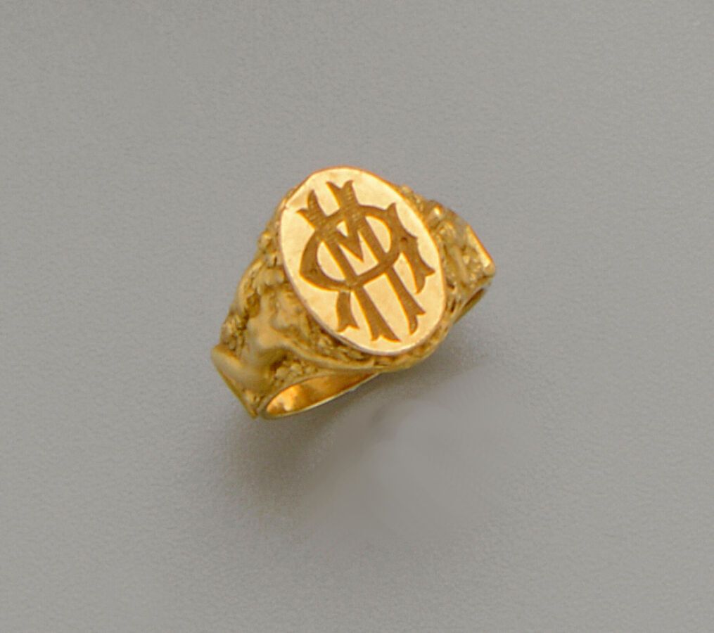 Null Chevalière en or jaune 18K (750/oo), le plateau ovale centré d'un sceau mon&hellip;