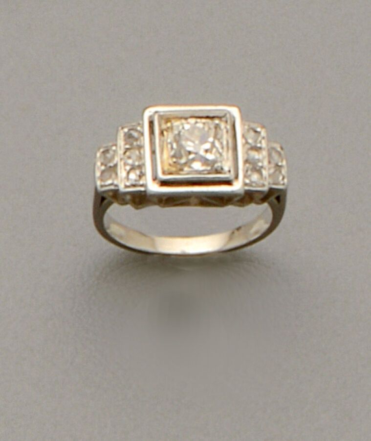 Null Bague de petit doigt en platine (850/oo) centrée d'un diamant coussin taill&hellip;