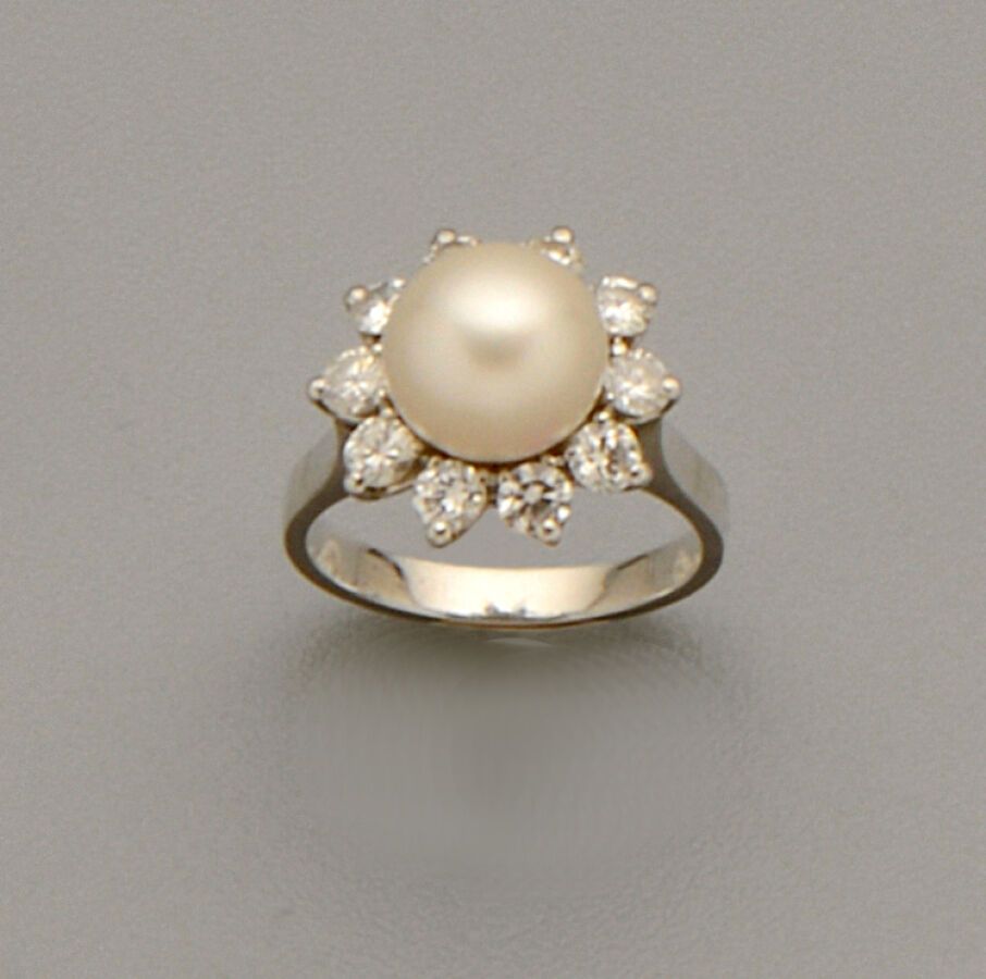 Null Bague "Fleur" en platine (850/oo) centrée d'une perle de culture (diamètre &hellip;