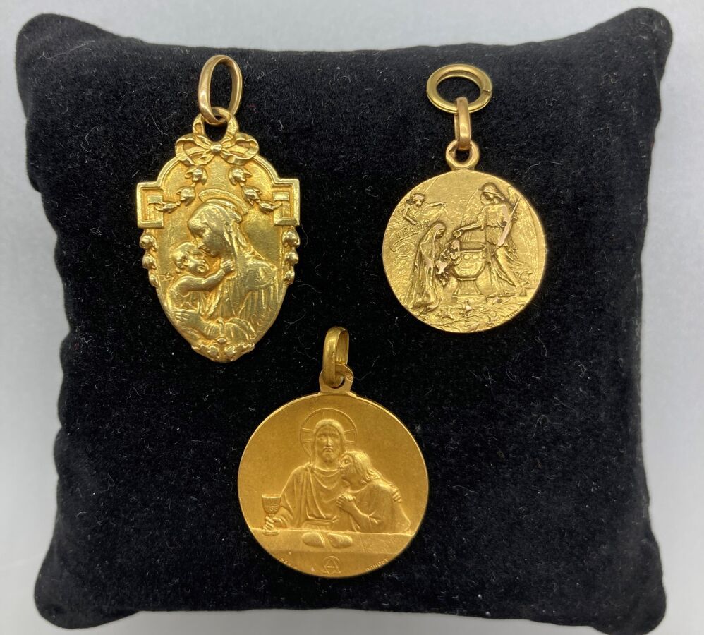 Null Lot en or jaune 18K (750/oo) comprenant trois médailles religieuses, une Eu&hellip;