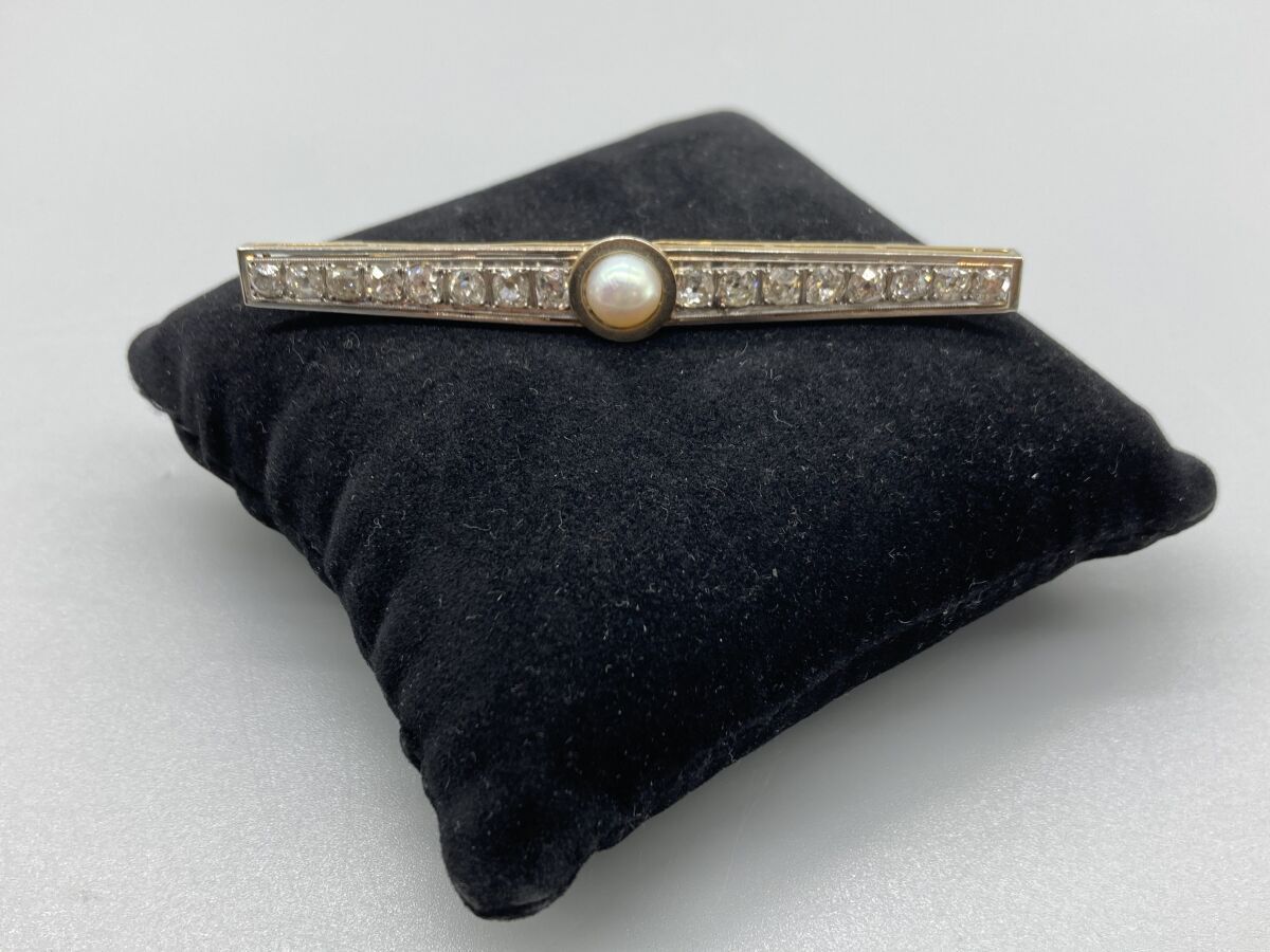 Null Broche barrette en or 18K (750/oo) de deux tons centrée d'une perle de cult&hellip;