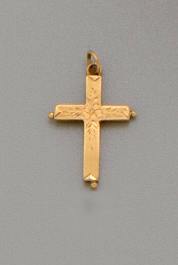 Null Pendentif Croix Reliquaire ouvrante en or jaune 18K (750/oo) à décor ciselé&hellip;