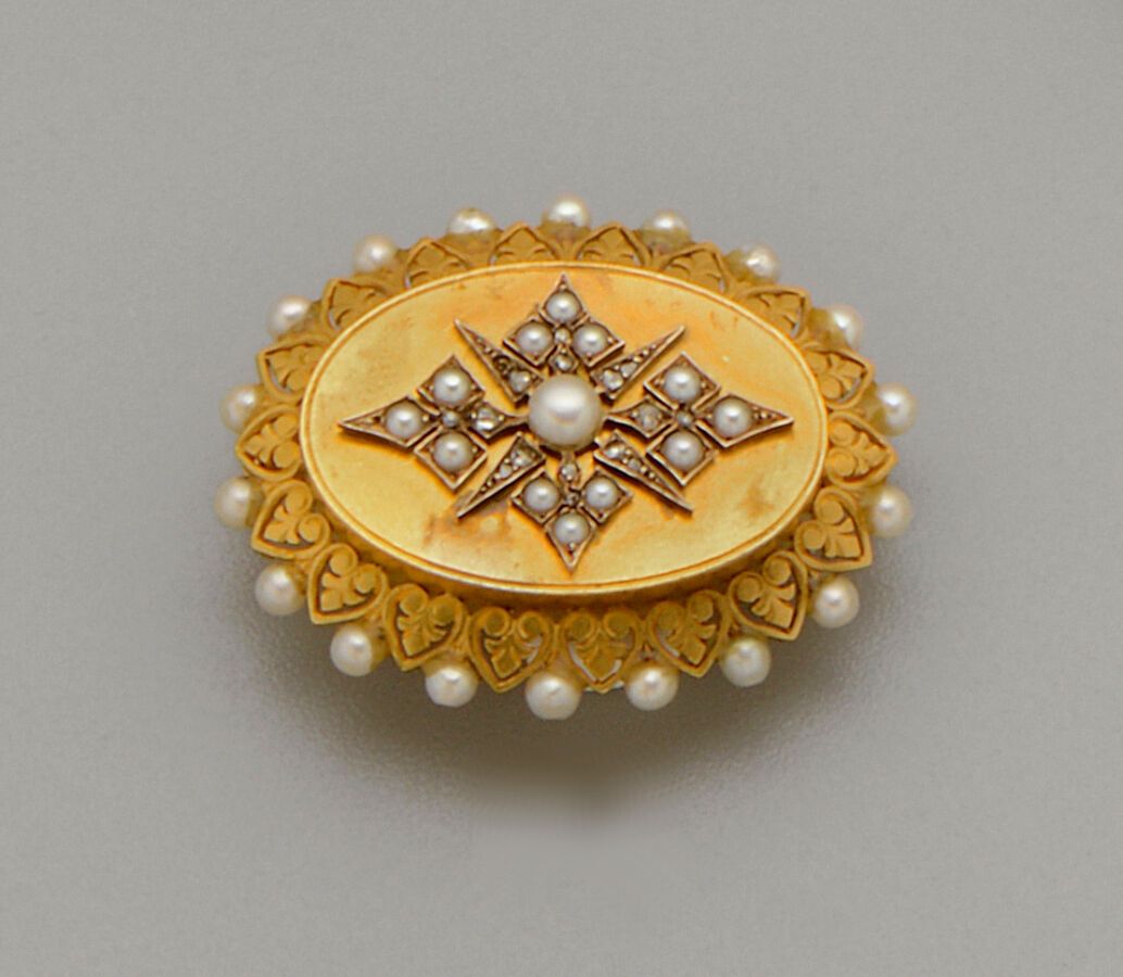 Null Broche porte souvenirs ancienne ovale en or jaune 18K (750/oo) à décor fest&hellip;