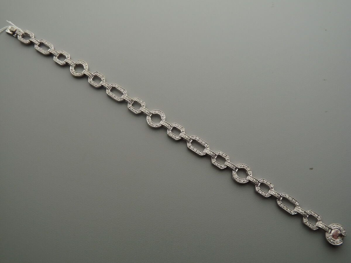 Null Bracelet en or gris 18K (750/oo) à maillons géométriques ajourés sertis de &hellip;