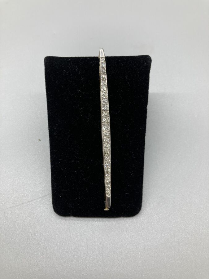Null Broche barrette en or gris 18K (750/oo) centrée d'une ligne de diamants tai&hellip;