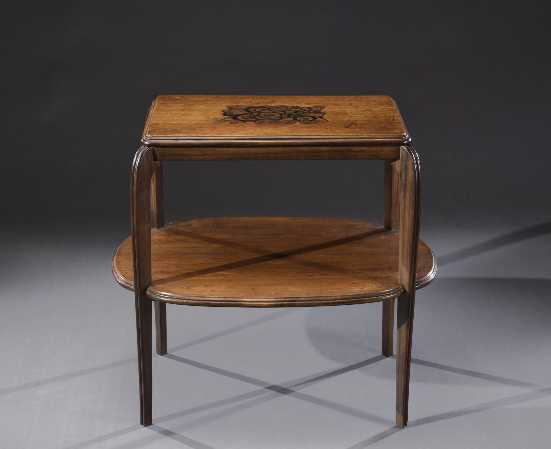 Null 路易-马约拉尔 (1859 - 1926)

双顶模压清漆桃花心木基座桌，上层四角形桌面，中央有花束造型的大理石装饰，下层椭圆形桌面。拐角处有凹槽的腿&hellip;
