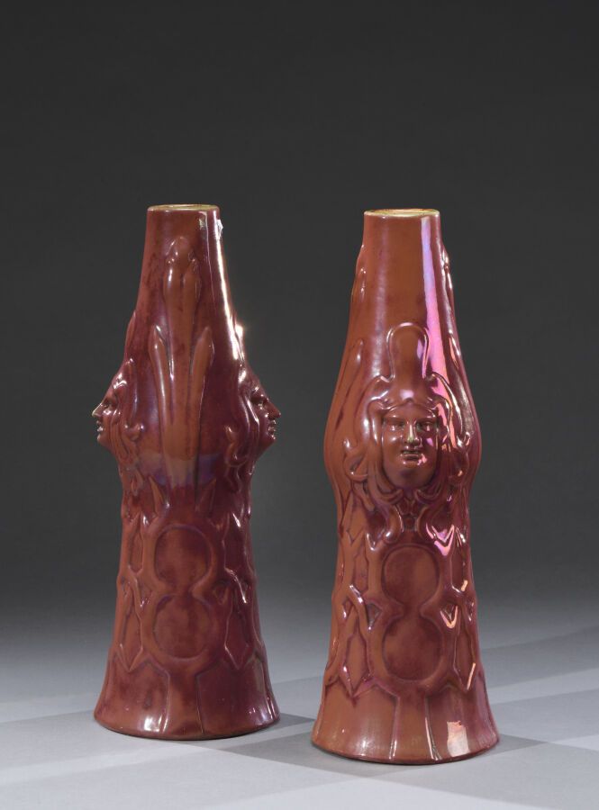 Null 国外的工作

一对陶瓷花瓶，圆锥形的瓶身饰有轻微浮雕的妇女头像。五彩斑斓的红色和绿色釉面。

高度为35厘米