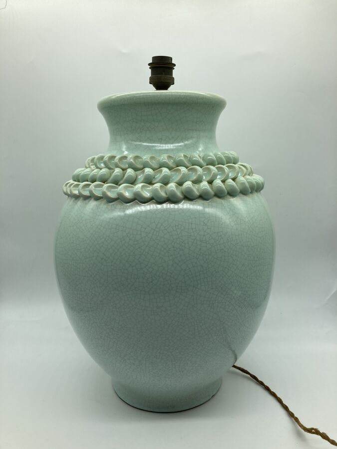 Null SAINTE RADEGONDE (归属)

陶瓷台灯，主体为卵形，颈部为圆锥形，装饰有花纹图案（为通电而穿孔）。青花瓷绿色珐琅。

高36厘米
