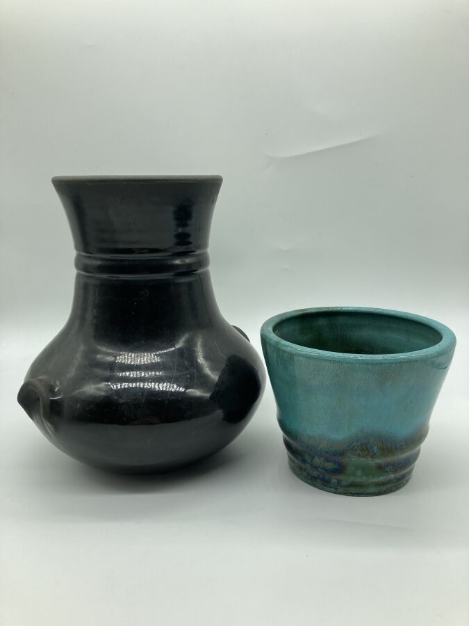 Null ǞǞǞ

一套两个带黑色条纹的黑蓝釉陶瓷花瓶，一个有截顶的圆锥形瓶身，小侧把手和环形敞口的颈部，另一个有圆锥形瓶身的环形鞋跟。

每件作品都有签名。
&hellip;