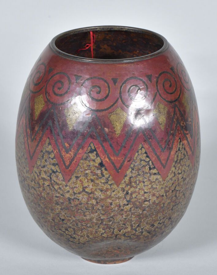 Null 克劳迪厄斯-利诺舍尔(1893-1953)

"螺旋形的楣和三叶形的楣

罕见的卵形花瓶，有轻微的后跟，有大环形的颈部。 

在铜质黄铜器皿中的证明，&hellip;