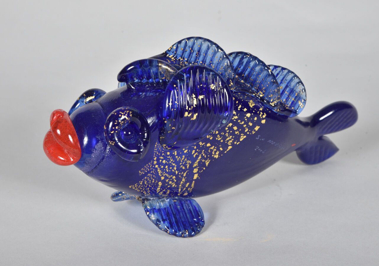 Null 让-克劳德-诺瓦罗(1943-2015)

吹制的蓝色玻璃鱼雕塑，内含金箔，蓝色和红色玻璃的热应用和造型。

签名和日期为2004年。

高11.5厘&hellip;