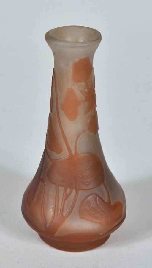 Null 加勒公司(1904-1936)

一个圆锥形的小花瓶，在环形鞋跟上有一个膨胀的底座，颈部敞开。白色背景上的橙色内衬玻璃证明。花卉装饰用浮雕的方式刻上酸&hellip;
