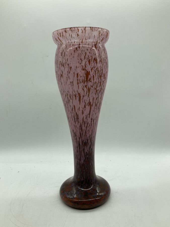 Null LORRAIN

Baluster vase with curved neck. Proof in orange-pink marbled glass&hellip;