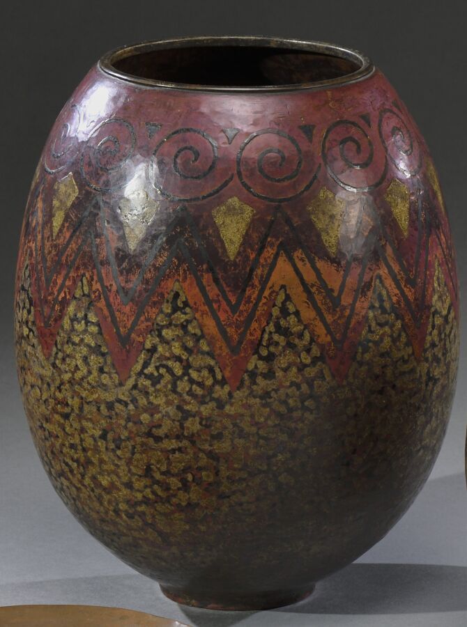 Null 克劳迪厄斯-利诺舍尔(1893-1953)

黄铜器皿，圆形器身，内部装饰有四个方块和糊状物，有黑色铜锈（轻微变形）。

签名。

直径：13厘米
