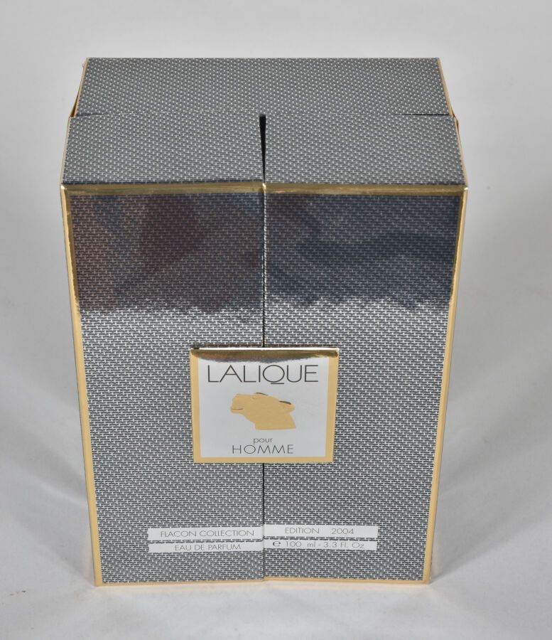 Null 克里斯托尔-拉利克

Panthère "香水瓶。白色吹制的水晶样板，缎面和光面。2004年版。装在原包装盒中，并附有真品证书。

签名。

高度：1&hellip;