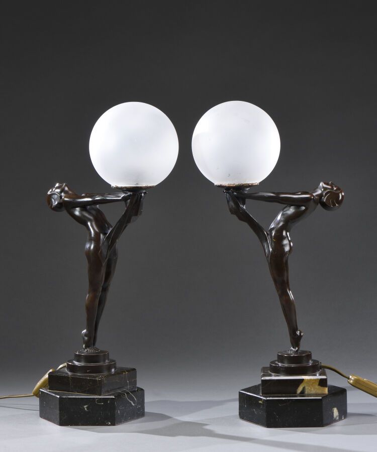 Null Max LE VERRIER (1891-1973)

"La Clarté"。一对棕色铜制灯具，置于黑色脉纹大理石的八角形底座上。白色乳白玻璃的球形&hellip;