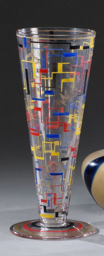 Null ARTEL

Vase conique en verre blanc à décor moderniste incisé et émaillé pol&hellip;