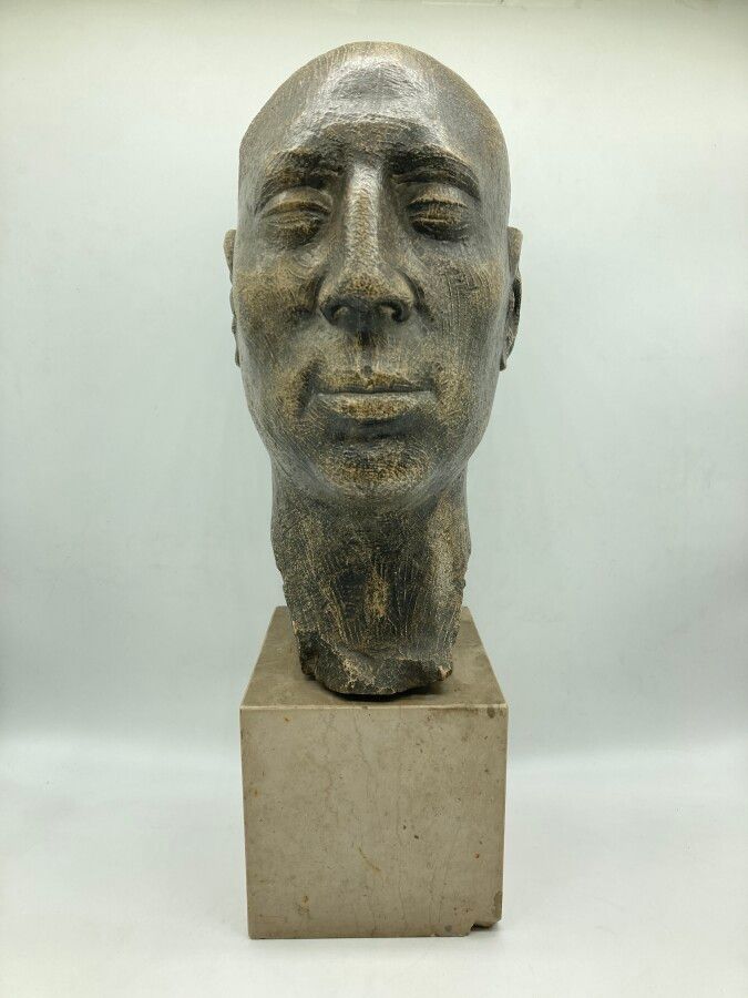 Null 法国的工作

"一个人的头"。在米色大理石的四角形底座上，有一个经抛光处理的石头雕塑（小事故）。 	

高度为47厘米（总）。