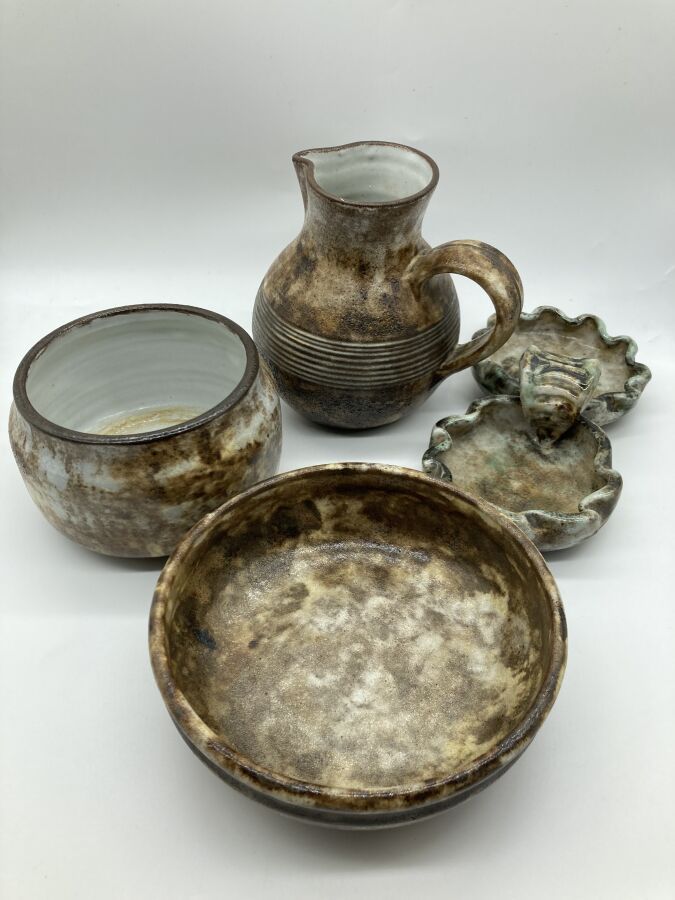 Null 亚历山大-科斯坦达（1921-2007）--瓦卢里斯

棕色、灰色、绿色和白色珐琅彩石器四件套，包括一个水壶、一个贮藏罐、一个汤盘和一个双联餐具（小碎&hellip;