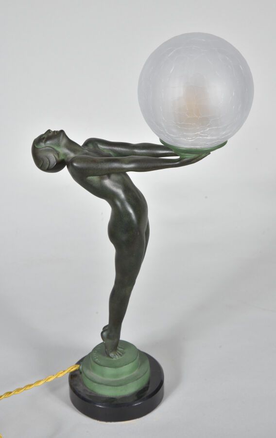 Null Max LE VERRIER 

"Clarté". Antike grün patinierte Regula-Lampe auf einem ru&hellip;