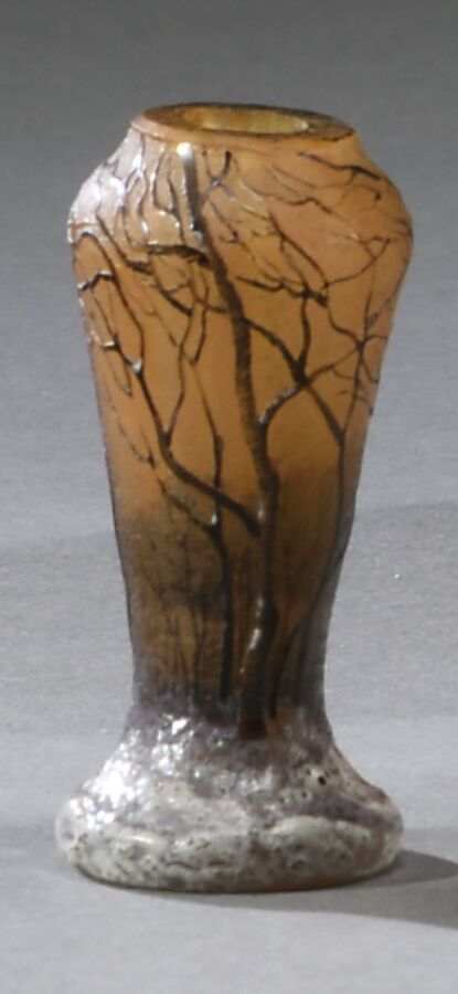 Null 道姆-南希

迷你花瓶，带阳台，橘红色玻璃。酸性蚀刻的雪下之树的装饰，用多色珐琅彩加强（颈部有微小的缺口，磨颈）。

签名。

 高度为5.5厘米