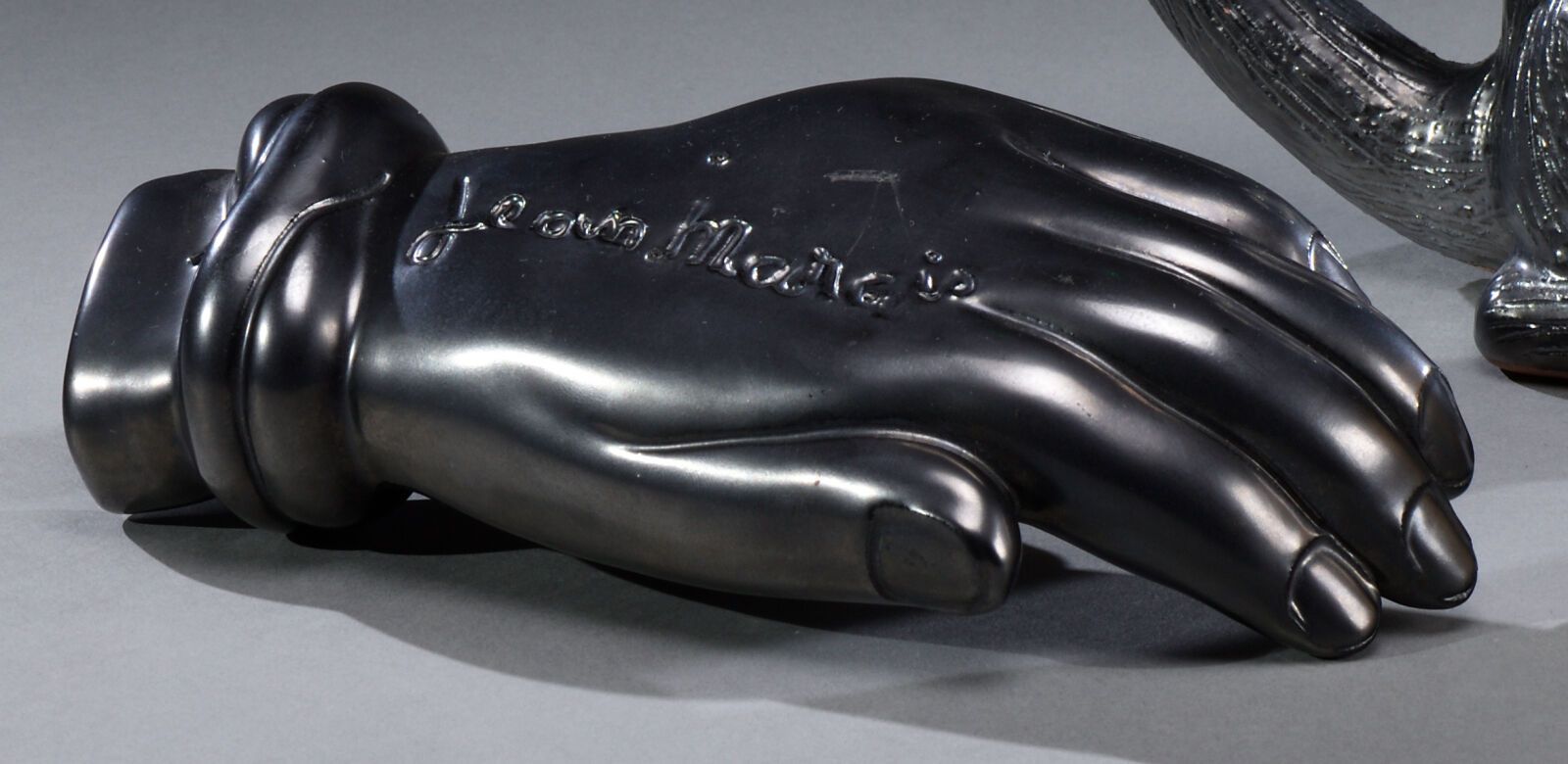 Null Jean MARAIS (1913-1998) 

 "Mano" en cerámica esmaltada negra gunmetal.

Fi&hellip;