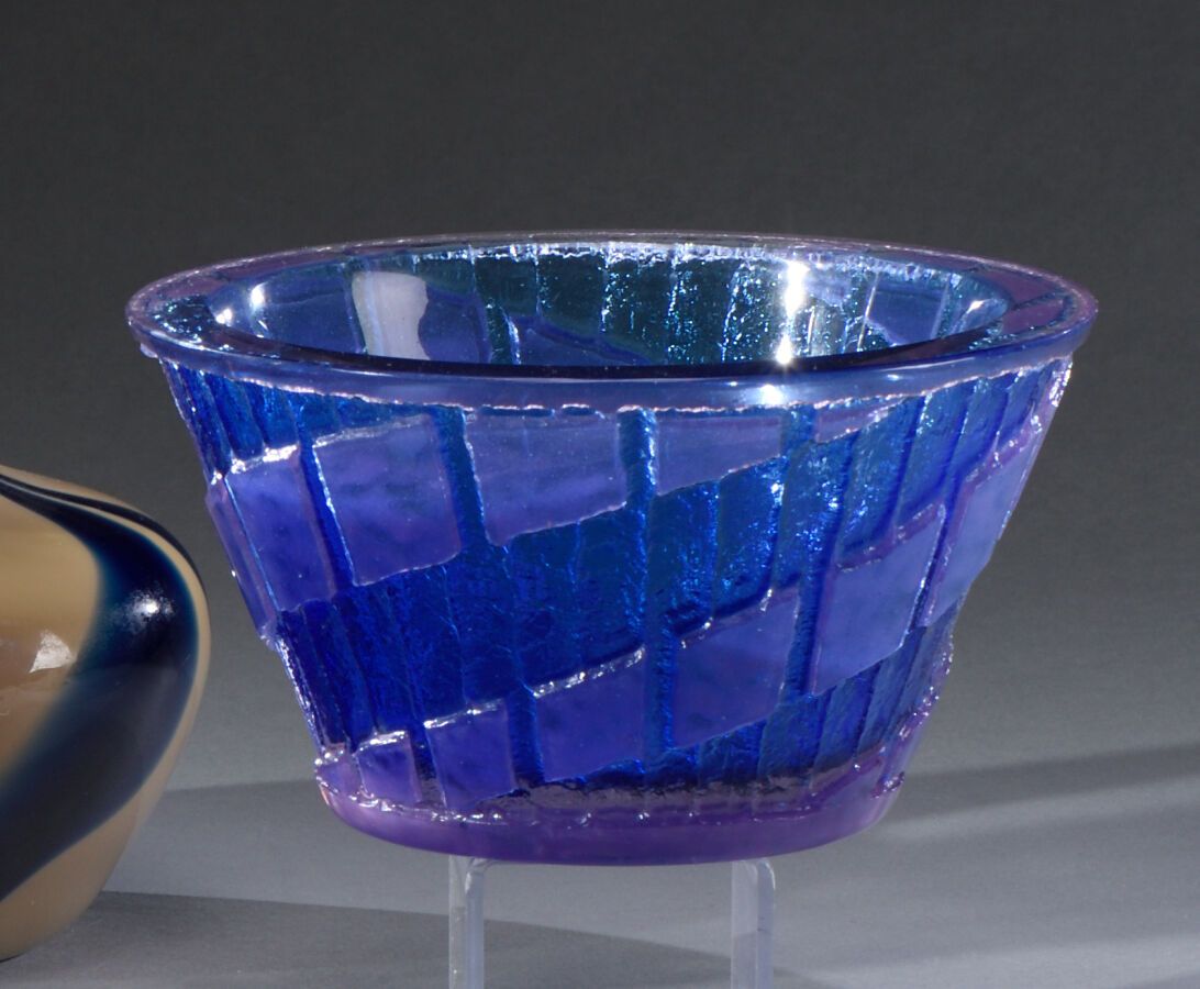 Null 薛尼德（SCHNEIDER）

一个蓝色的玻璃碗，圆锥形的碗身，深深地蚀刻着几何形的旋转装饰（边缘有微小的缺口）。

 签名。

高8.5厘米-直径1&hellip;