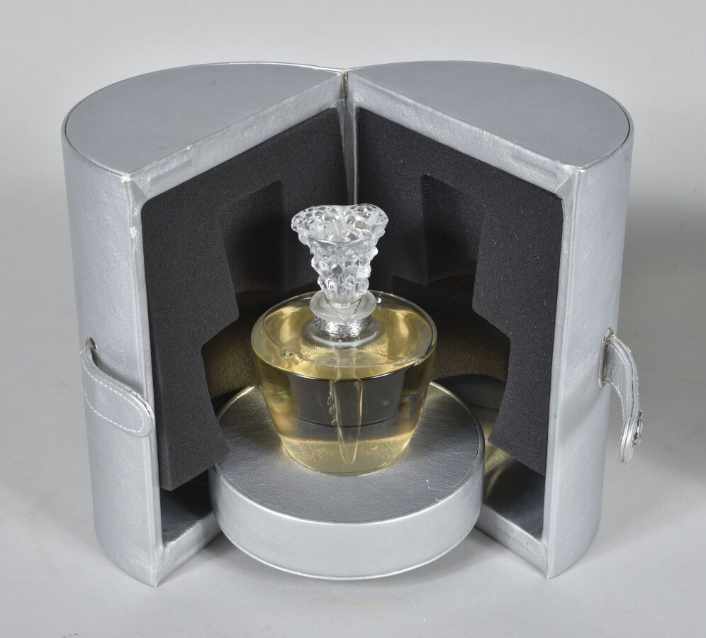 Null 水晶拉里克

Fleurs de cristal "香水瓶。白色吹塑和压制缎面处理和抛光水晶的证明。在其原始的盒子和箱子里。

签名。

高13厘米